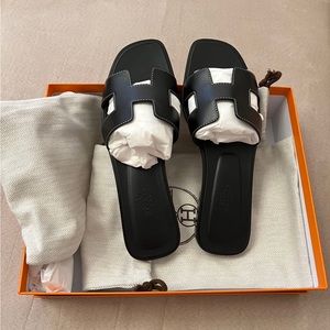 Pristine Hermes Oran Sandal in black, Size 37.5